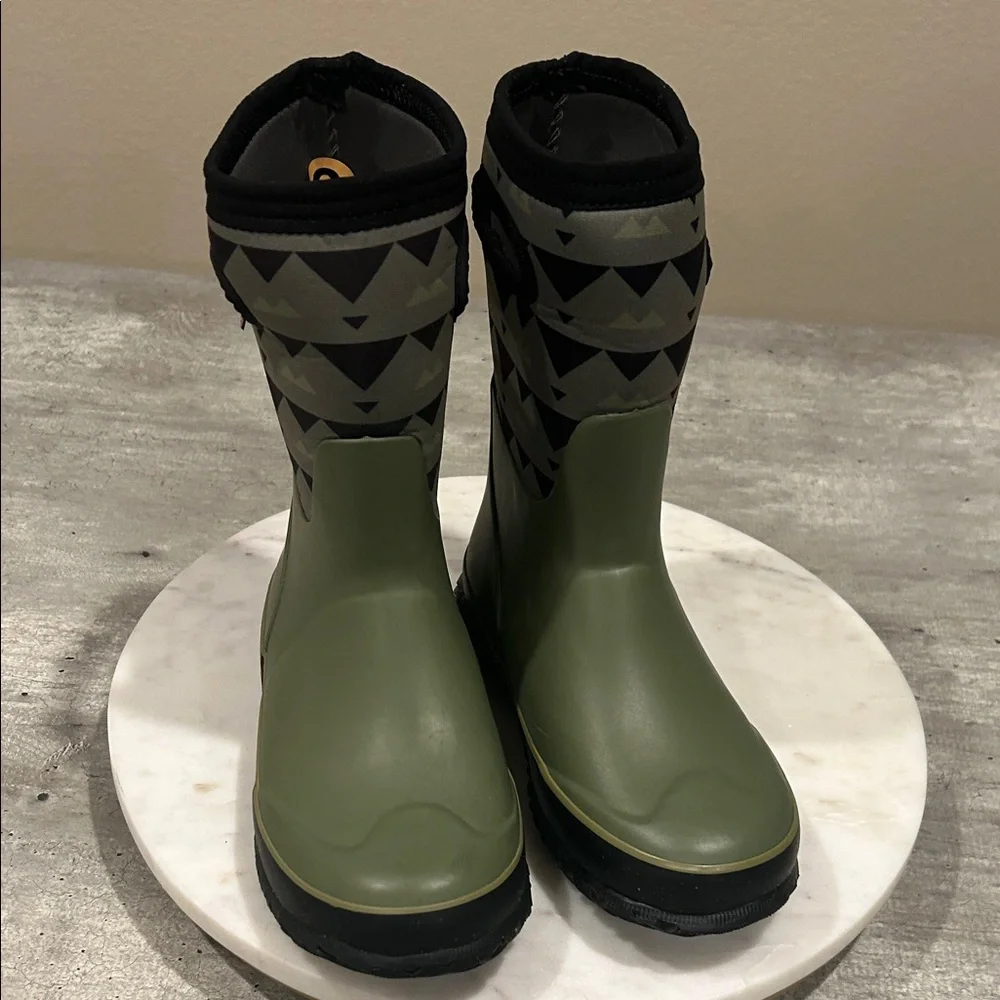 Green and Black Patterned Rain Boots size Y3